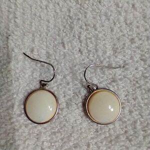 Round white wire earrings